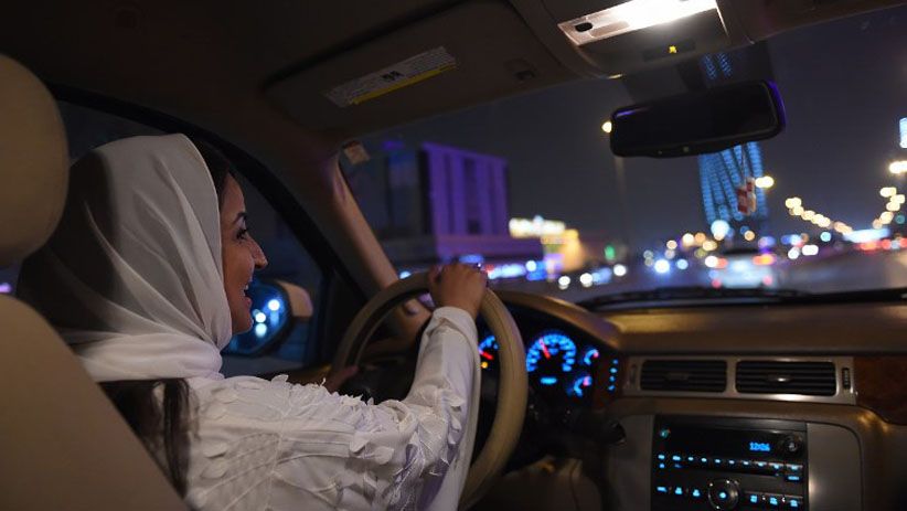  Foto-Foto Wanita Arab Saudi Bebas Mengemudi Mobil Mulai Hari Ini - Bagian 2