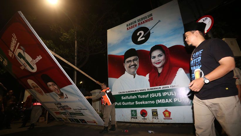 Memasuki Masa Tenang Pilgub Jatim, KPU Bersihkan Alat Peraga Kampanye  - Bagian 1
