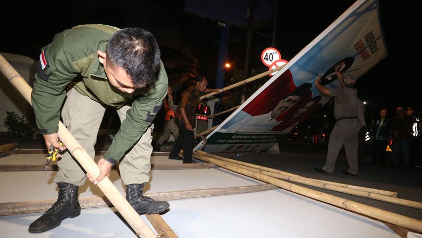 Memasuki Masa Tenang Pilgub Jatim, KPU Bersihkan Alat Peraga Kampanye  - Bagian 7