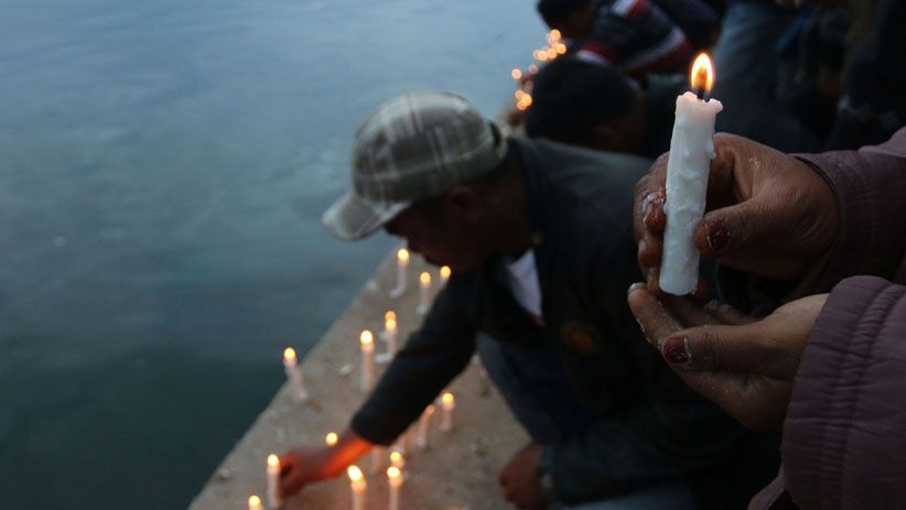 Keluarga Menyalakan Lilin Doakan Korban Hilang KM Sinar Bangun - Bagian 2