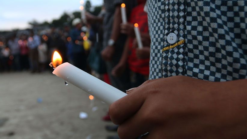 Keluarga Menyalakan Lilin Doakan Korban Hilang KM Sinar Bangun - Bagian 3