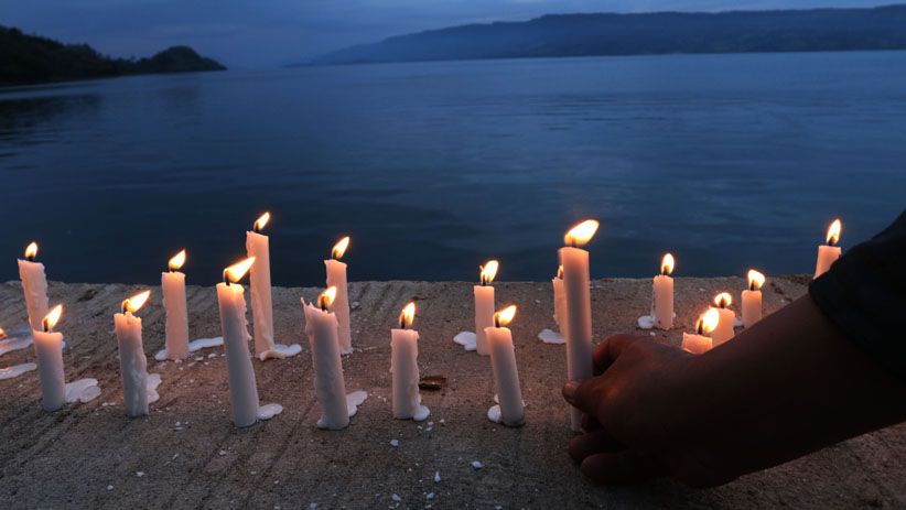 Keluarga Menyalakan Lilin Doakan Korban Hilang KM Sinar Bangun - Bagian 1