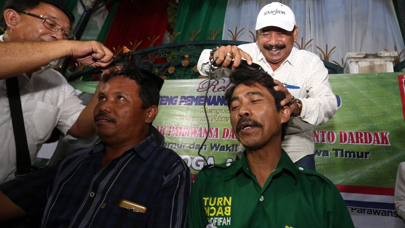 Khofifah Menang Hasil Hitung Cepat, Pendukung Cukur Gundul - Bagian 3