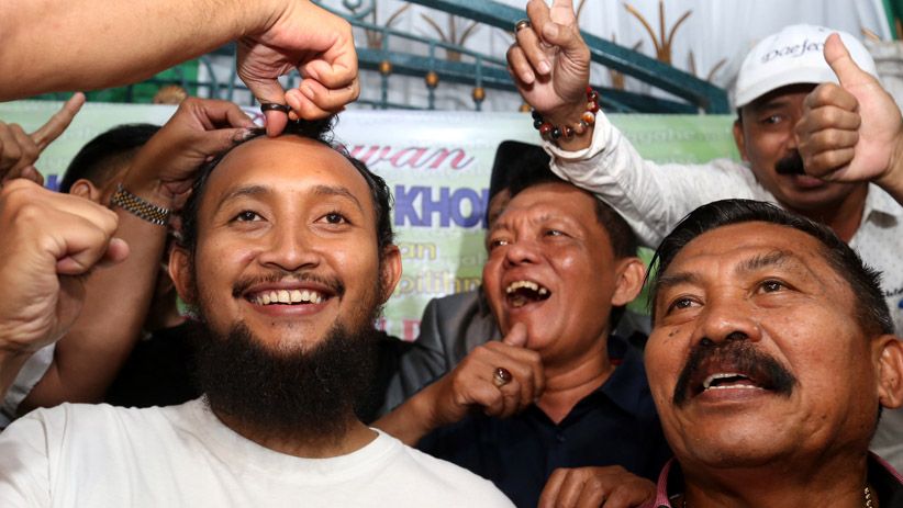 Khofifah Menang Hasil Hitung Cepat, Pendukung Cukur Gundul - Bagian 2