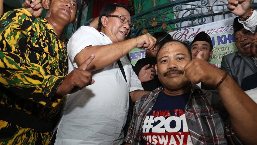 Khofifah Menang Hasil Hitung Cepat, Pendukung Cukur Gundul - Bagian 1