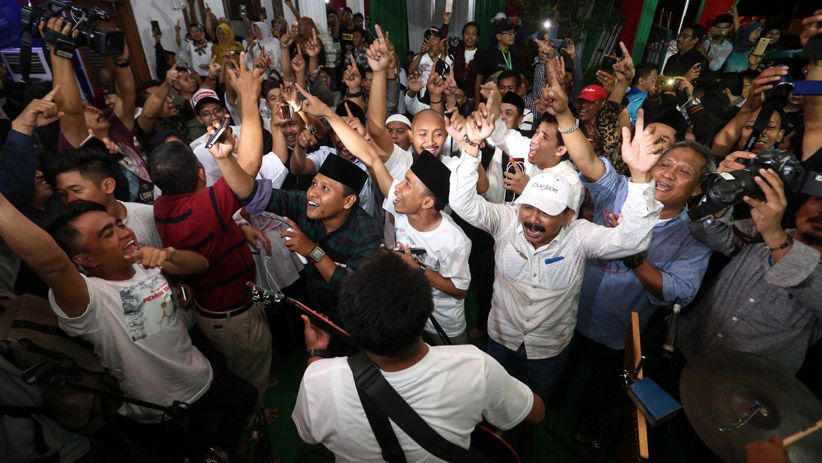 Khofifah Menang Hasil Hitung Cepat, Pendukung Cukur Gundul - Bagian 4