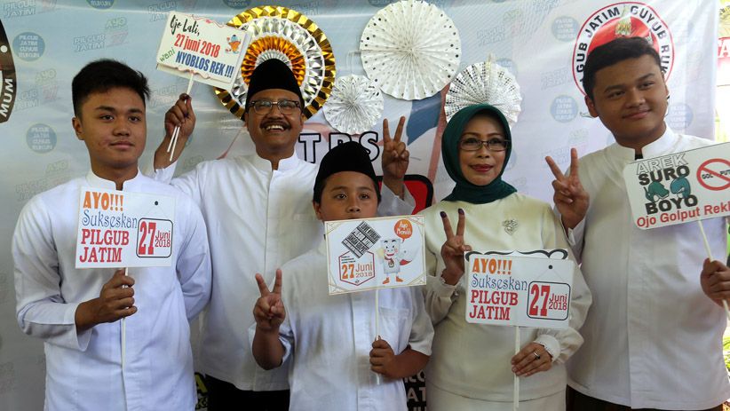 Nyoblos di TPS 03 Gayungan, Gus Ipul Pamer 2 Jari Bertinta - Bagian 3