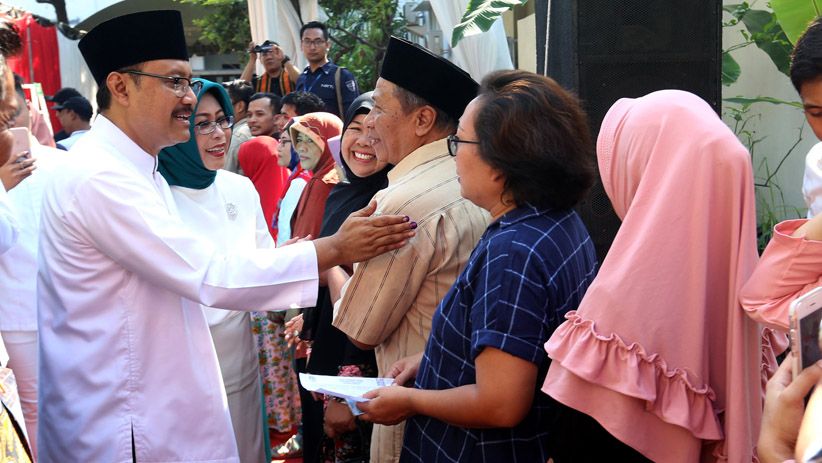 Nyoblos di TPS 03 Gayungan, Gus Ipul Pamer 2 Jari Bertinta - Bagian 4