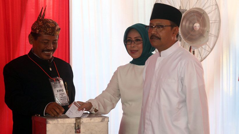 Nyoblos di TPS 03 Gayungan, Gus Ipul Pamer 2 Jari Bertinta - Bagian 2