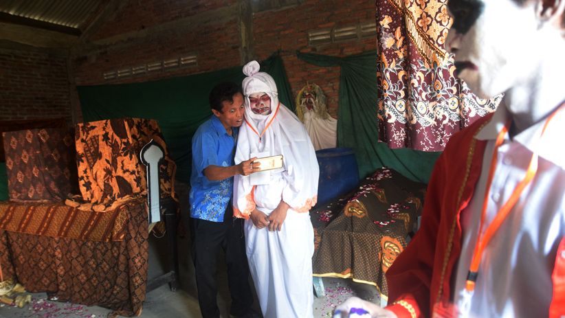 Horor, Pocong dan Kuntilanak Jadi Petugas TPS di Semarang - Bagian 3