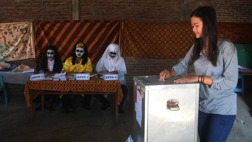 Horor, Pocong dan Kuntilanak Jadi Petugas TPS di Semarang - Bagian 4