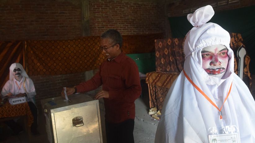 Horor, Pocong dan Kuntilanak Jadi Petugas TPS di Semarang - Bagian 10