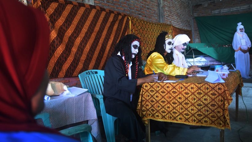 Horor, Pocong dan Kuntilanak Jadi Petugas TPS di Semarang - Bagian 6