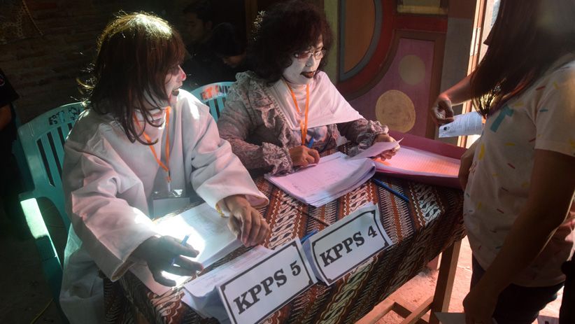 Horor, Pocong dan Kuntilanak Jadi Petugas TPS di Semarang - Bagian 7