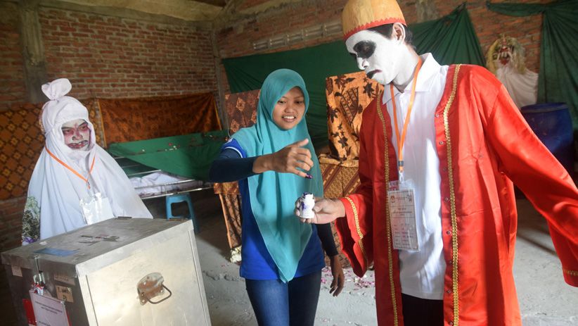Horor, Pocong dan Kuntilanak Jadi Petugas TPS di Semarang - Bagian 8