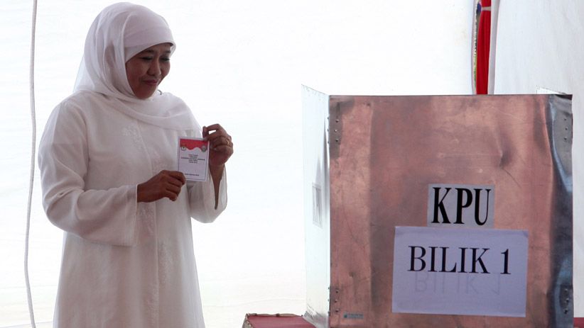 Kompak Berbaju Putih, Khofifah dan Keluarga Nyoblos di TPS 16 Jemursari - Bagian 3