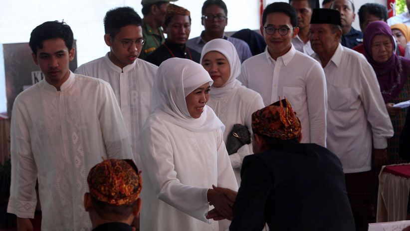 Kompak Berbaju Putih, Khofifah dan Keluarga Nyoblos di TPS 16 Jemursari - Bagian 4