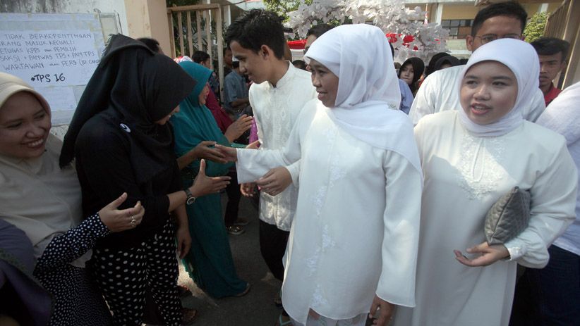 Kompak Berbaju Putih, Khofifah dan Keluarga Nyoblos di TPS 16 Jemursari - Bagian 5