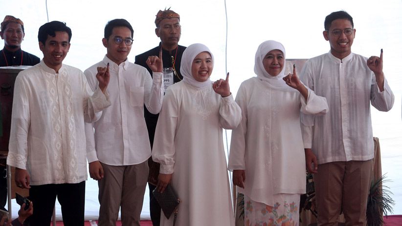 Kompak Berbaju Putih, Khofifah dan Keluarga Nyoblos di TPS 16 Jemursari - Bagian 1