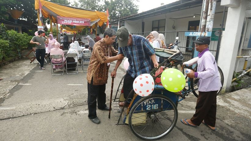 Pilgub Jabar, TPS 20 Depok Sediakan Becak untuk Pemilih Manula - Bagian 4