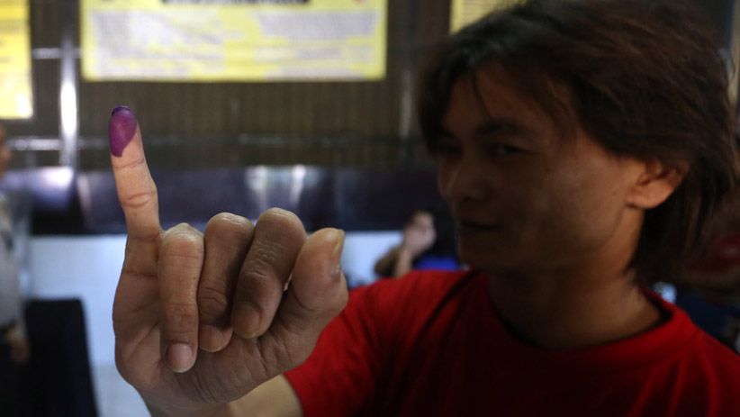 Pilgub Jatim, Tahanan Gunakan Hak Pilih di Polrestabes Surabaya - Bagian 3