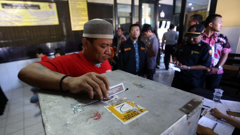 Pilgub Jatim, Tahanan Gunakan Hak Pilih di Polrestabes Surabaya - Bagian 2