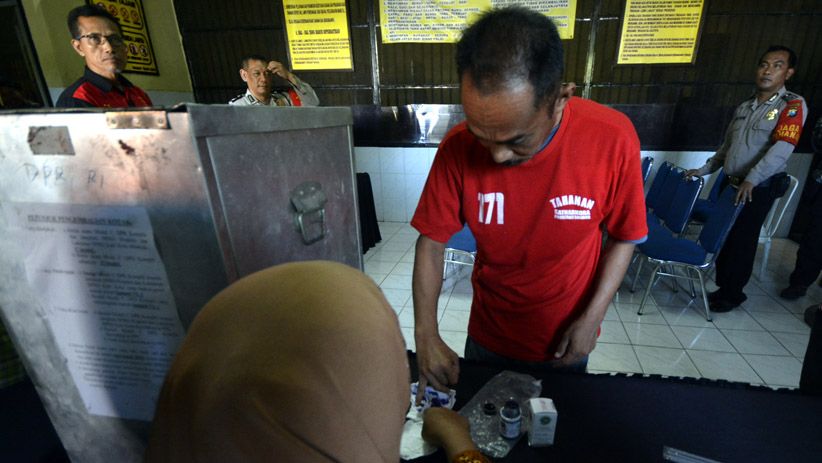 Pilgub Jatim, Tahanan Gunakan Hak Pilih di Polrestabes Surabaya - Bagian 4