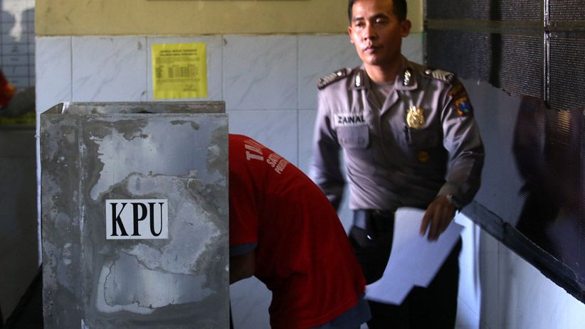 Pilgub Jatim, Tahanan Gunakan Hak Pilih di Polrestabes Surabaya - Bagian 5