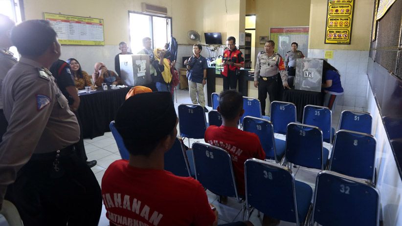 Pilgub Jatim, Tahanan Gunakan Hak Pilih di Polrestabes Surabaya - Bagian 6