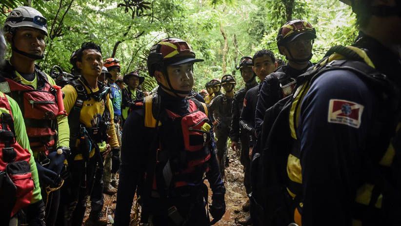 Militer AS Bantu Cari Tim Sepak Bola Remaja yang Hilang di Gua Thailand - Bagian 6
