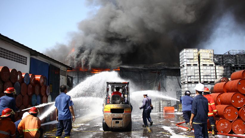 Pabrik Tiner di Sidoarjo Terbakar, Asap Hitam Mengepul - Bagian 1