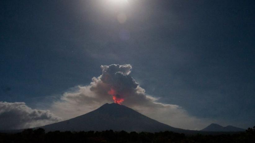 Gunung Agung Erupsi, Muntahkan Abu Vulkanik Setinggi 2.000 Meter - Bagian 2