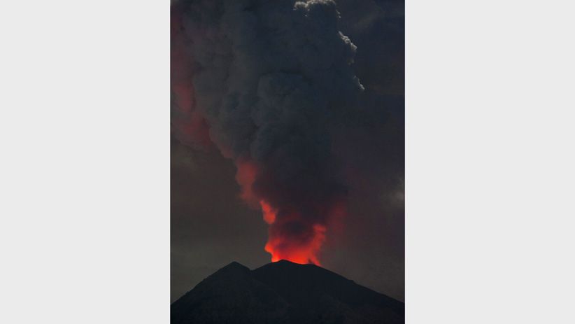 Gunung Agung Erupsi, Muntahkan Abu Vulkanik Setinggi 2.000 Meter - Bagian 4