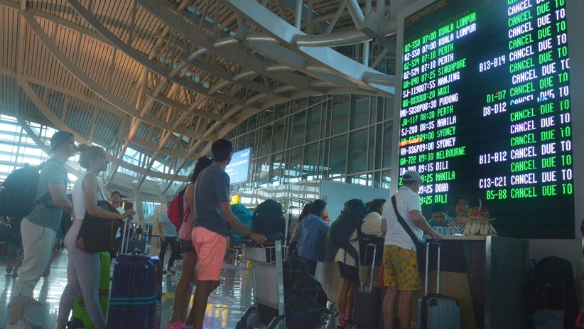 Gunung Agung Erupsi, Bandara Ngurah Rai Ditutup 16 Jam - Bagian 1