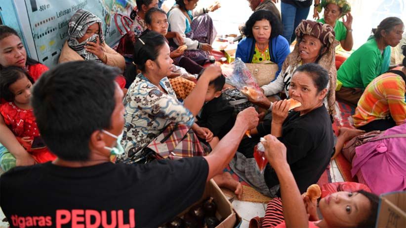 Tigaras Peduli Bagikan Konsumsi Gratis kepada Keluarga Korban KM Sinar Bangun - Bagian 1
