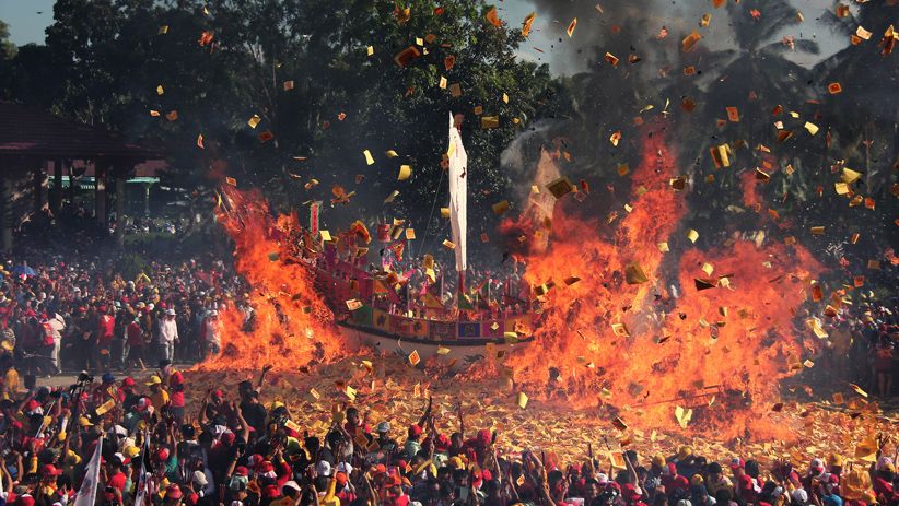 Ribuan Umat Kong Hu Cu Gelar Ritual Bakar Tongkang - Bagian 1