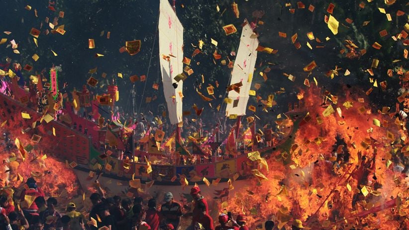 Ribuan Umat Kong Hu Cu Gelar Ritual Bakar Tongkang - Bagian 2