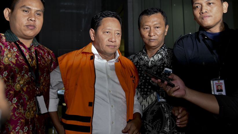 KPK Tahan Cagub Maluku Utara Ahmad Hidayat Mus - Bagian 1