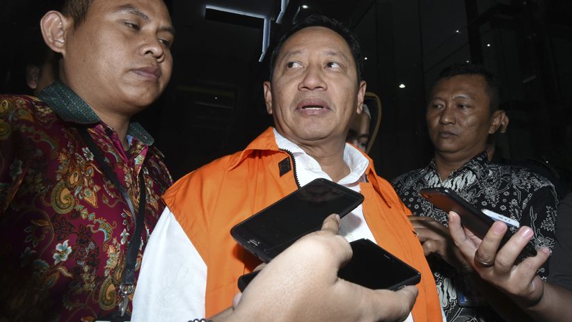 KPK Tahan Cagub Maluku Utara Ahmad Hidayat Mus - Bagian 2