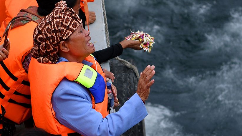 Suasana Haru saat Tabur Bunga di Lokasi KM Sinar Bangun Tenggelam - Bagian 2