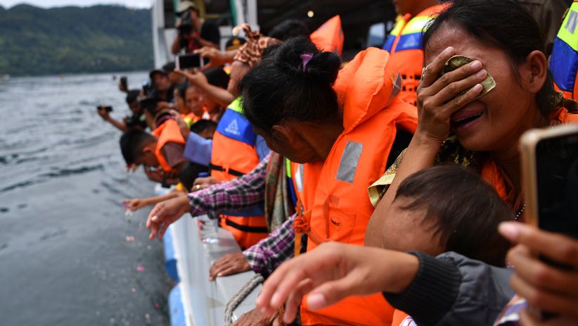 Suasana Haru saat Tabur Bunga di Lokasi KM Sinar Bangun Tenggelam - Bagian 1
