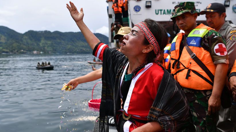 Suasana Haru saat Tabur Bunga di Lokasi KM Sinar Bangun Tenggelam - Bagian 3
