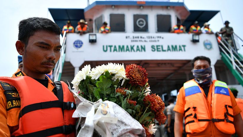 Suasana Haru saat Tabur Bunga di Lokasi KM Sinar Bangun Tenggelam - Bagian 4