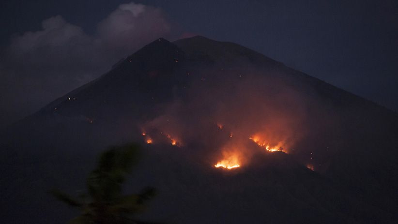 Akibat Erupsi, Hutan Lereng Gunung Agung Terbakar - Bagian 1