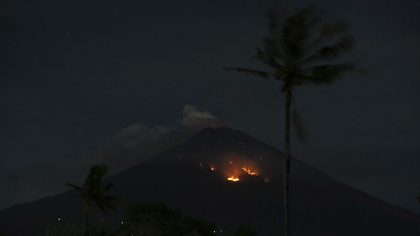 Akibat Erupsi, Hutan Lereng Gunung Agung Terbakar - Bagian 2