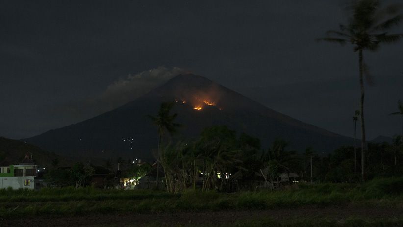 Akibat Erupsi, Hutan Lereng Gunung Agung Terbakar - Bagian 3