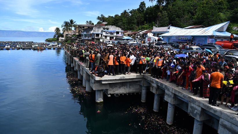 Pencarian Korban KM Sinar Bangun Dihentikan, Keluarga Menangis Histeris - Bagian 5