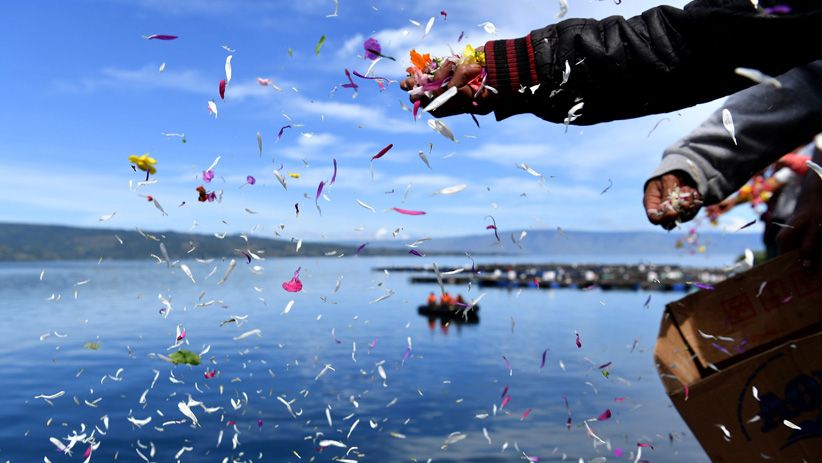 Pencarian Korban KM Sinar Bangun Dihentikan, Keluarga Menangis Histeris - Bagian 7