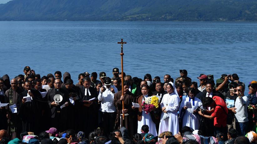 Pencarian Korban KM Sinar Bangun Dihentikan, Keluarga Menangis Histeris - Bagian 4