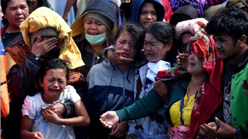 Pencarian Korban KM Sinar Bangun Dihentikan, Keluarga Menangis Histeris - Bagian 1